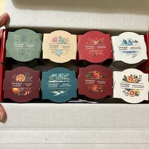 Yankee Candles 8 Pack Christmas Gift Set (NWOT)